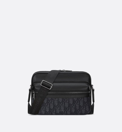 POUCH MIT REISSVERSCHLUSS UND RIEMEN