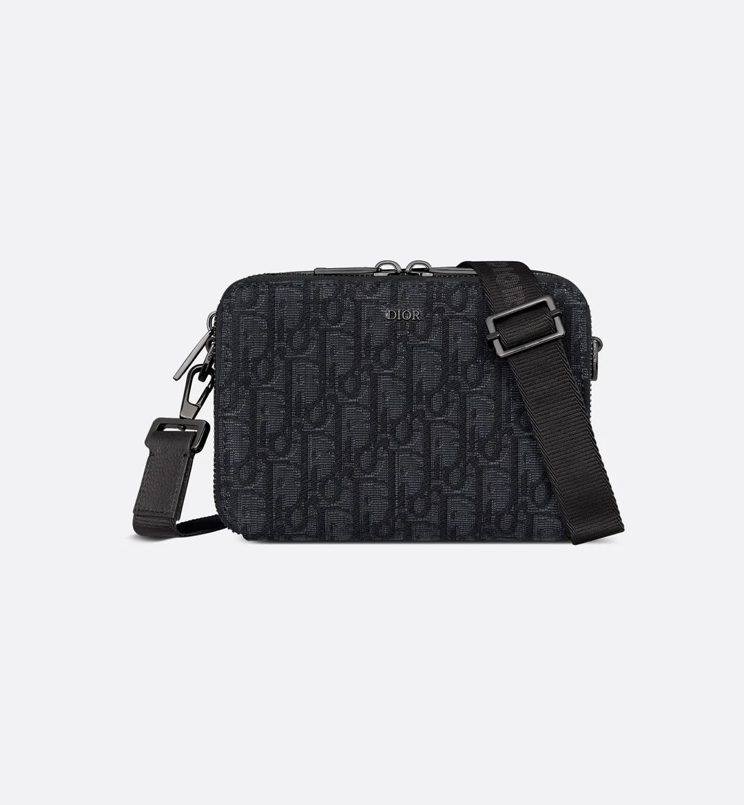 POUCH MIT REISSVERSCHLUSS UND RIEMEN
