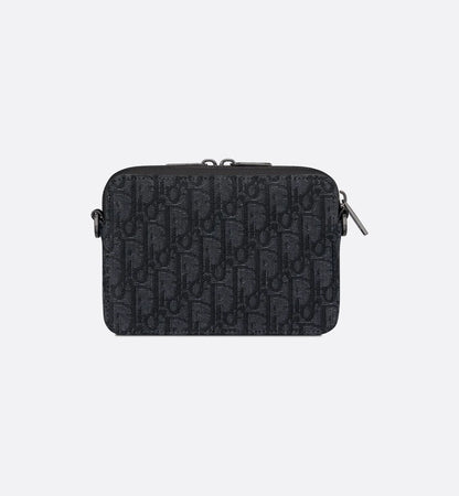 POUCH MIT REISSVERSCHLUSS UND RIEMEN