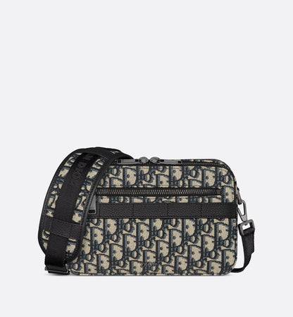 POUCH MIT REISSVERSCHLUSS UND RIEMEN