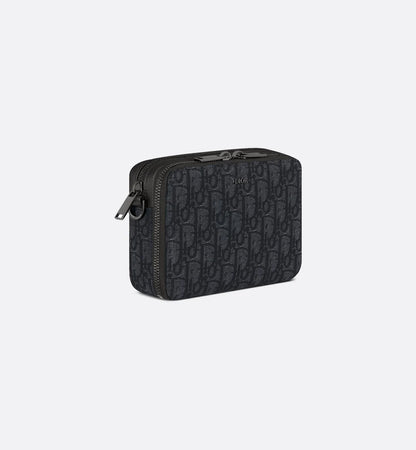 POUCH MIT REISSVERSCHLUSS UND RIEMEN