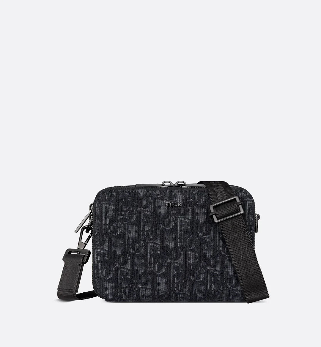 POUCH MIT REISSVERSCHLUSS UND RIEMEN