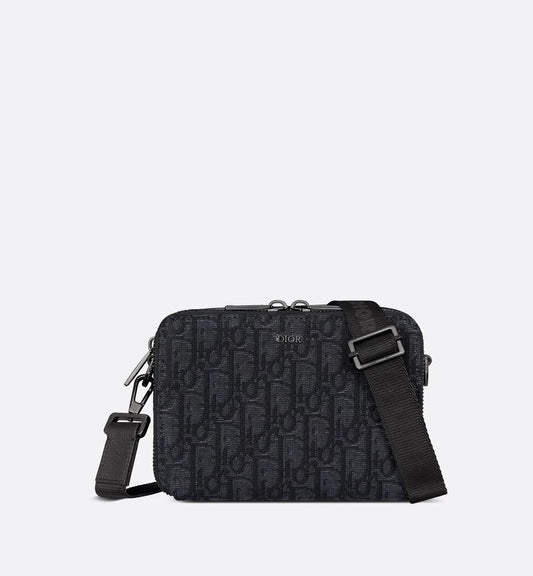 POUCH MIT REISSVERSCHLUSS UND RIEMEN