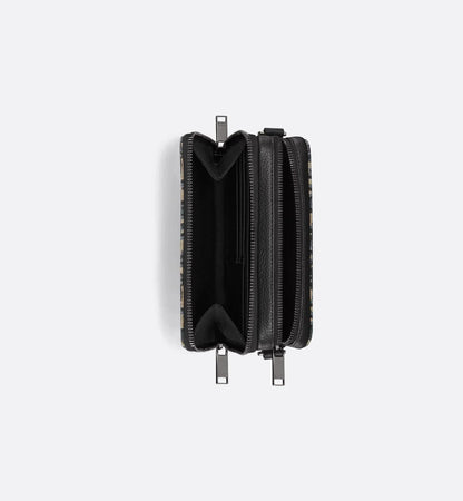 POUCH MIT REISSVERSCHLUSS UND RIEMEN